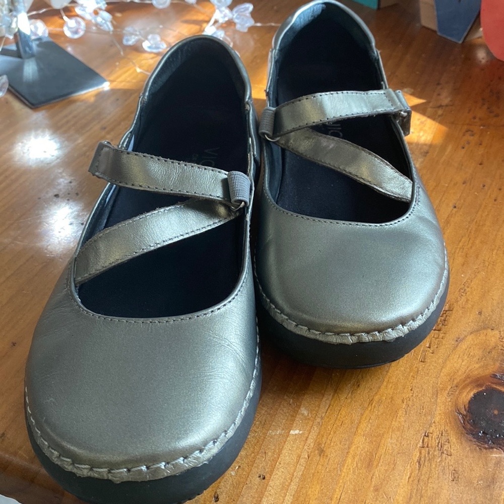 Vionic Judith Silver Flats Mary Janes Comfort Size 6.5